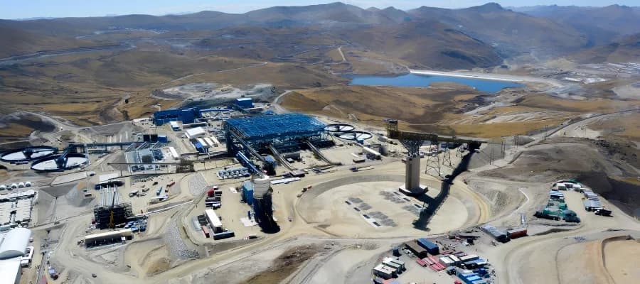 Las Bambas estrena camión a GNL en Perú