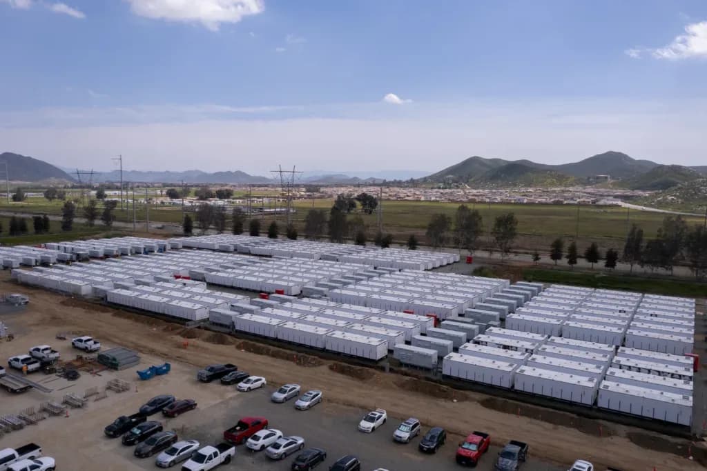 California evitó cortes con 21.860 MW en baterías